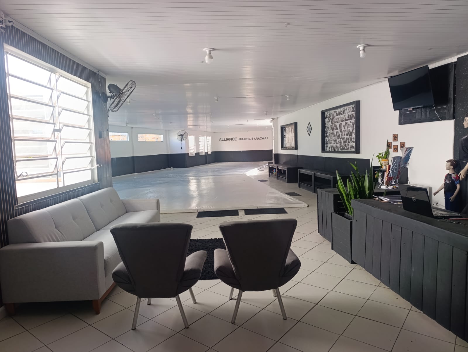 Lounge da recepção com vista para o tatame