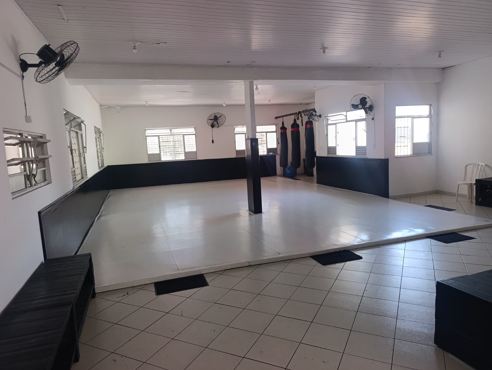 Espaço de treino com sacos de pancada